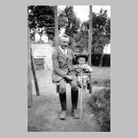 074-0043 Georg Lemke mit Sohn Helmut im Jahre 1930 auf Gut Jodeiken.jpg